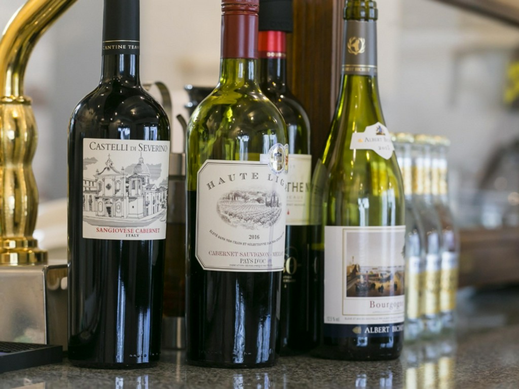 夜はダイニングとしてワインも楽しめる