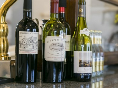 夜はダイニングとしてワインも楽しめる