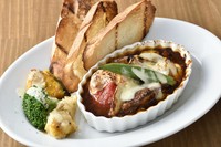 コク深いソースが魅力の『季節野菜のシチューグラタン』