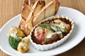 コク深いソースが魅力の『季節野菜のシチューグラタン』