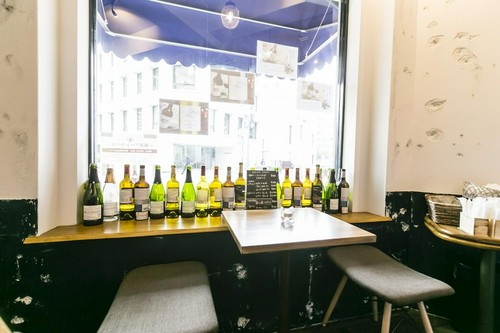 おひとりさまやカップルに好評の窓に面した2人席