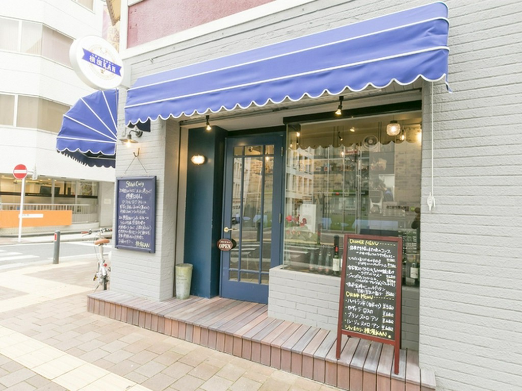 鮮やかなブルーのオーニングが印象的