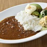 赤ワインとタマネギを多めに使った、風味豊かなビーフシチューです。アボカドとトマトに、モッツァレラチーズをトッピングし、オーブンで焼いているのでアツアツ。シチューとのコクの相乗効果が楽しめます。

