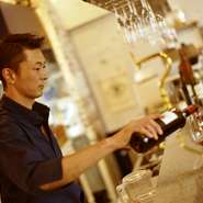 当店はこだわりのカリーとシチューの専門店ですが、夜も楽しめるよう、オードブルや季節感を重視した創作料理もご提供しています。夜はダイニングとして、お酒を嗜みつつゆったりとした時間をお過ごしください。