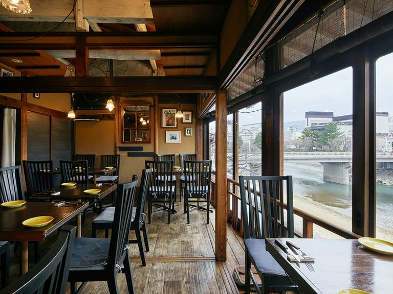 鴨川の流れに身を任せ、ゆったりと楽しむ川床ビストロ