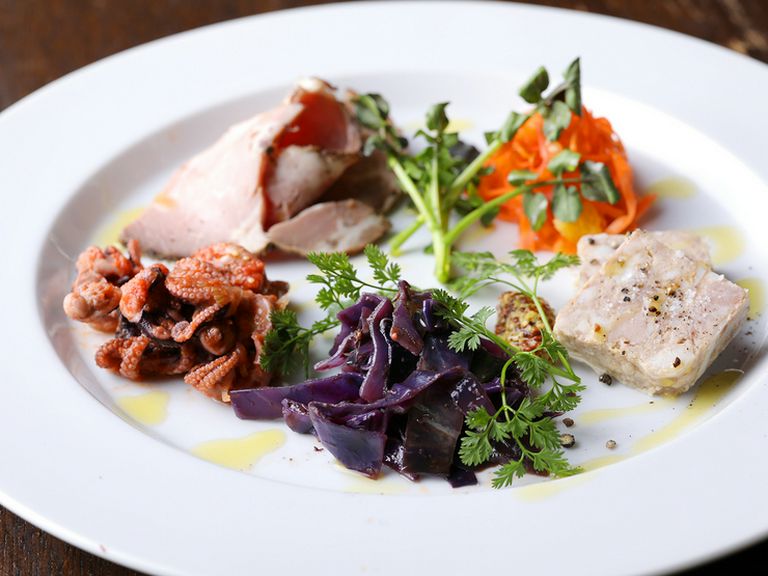 いろいろな味わいを楽しめる『ビストロ前菜盛り合わせ』