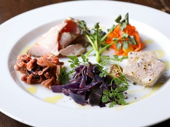 いろいろな味わいを楽しめる『ビストロ前菜盛り合わせ』