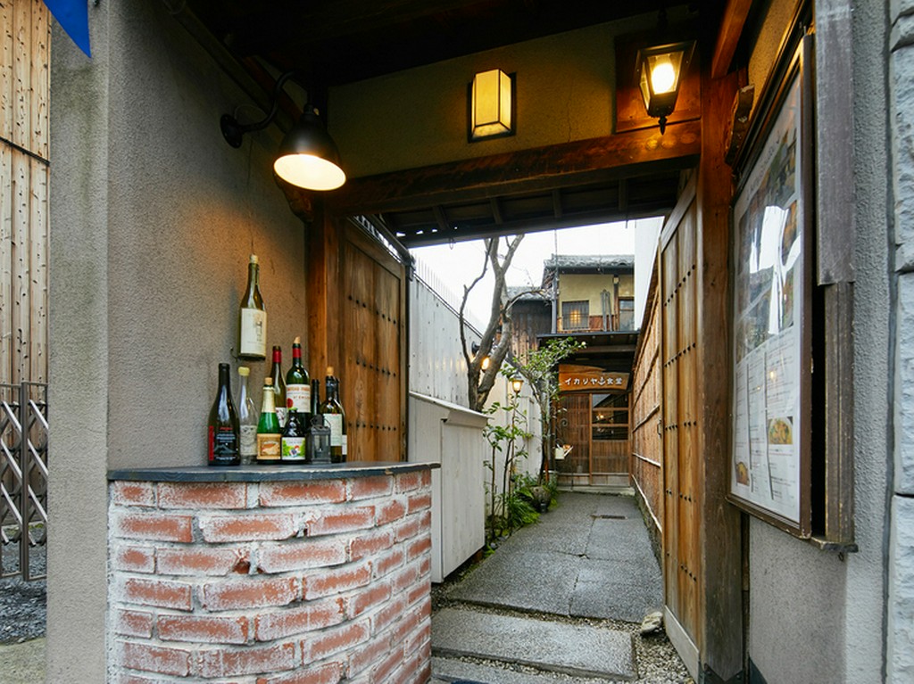 京都らしい、路地に佇む京町家