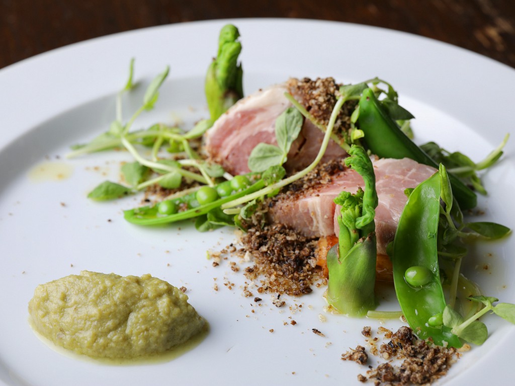 素材の良さが香る『茶美豚肩ロースの低温調理 ～春の香り～』