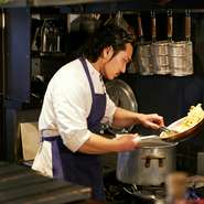 料理人の顔が見えるオープンキッチン。ゲストの来店時と退店時には、一組一組にきっちりと挨拶をするように心掛けているそうです。卓の雰囲気や食べるスピードなどにも気を配る、丁寧な接客が心地良い店。