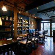 京都有数の観光地、鴨川沿いに佇む和モダンな店内はデートや女子会に最適。美味しい食事とワインを楽しめ、おしゃべりにも花が咲きます。女性に人気の自家製カクテルは、SNS映えする可愛さです。