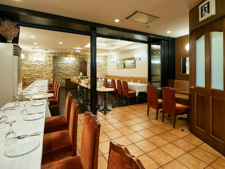 音響設備や大型スクリーンも完備されたフロア