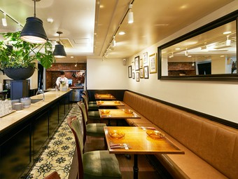 美味しい料理とワイン片手にリラックスしながら仲間同士で語う