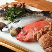 黒毛和牛のA5ランクのみのヘレ肉や、季節で産地も変え入荷する魚。そして地産地消も大切にした厳選野菜と、徹底したこだわりで食材を選び抜いています。四季折々の食を愉しみがいっぱいです！
