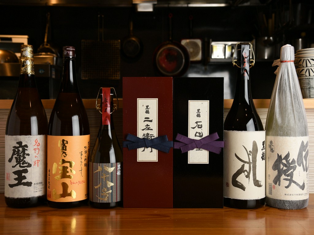 常時10種類程を厳選入荷。店主自らが選ぶ日本酒やワイン