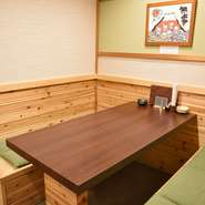 木の質感溢れる店内は、落ち着きのある洗練された空間です。カウンター席は、大きな木が使われていてとてもゆったり。デートや接待などにも喜ばれます。テーブル席は女子会や家族の食事会など、寛ぎ感満点。
