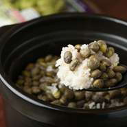 栗や、銀杏、トウモロコシ、また春には筍や山菜など季節を愉しむ「土鍋ご飯」。写真は、香り高くほんのりとした甘みの「紫ずきん」の豆ごはん。グリンピースご飯が苦手な人でもリクエストしたくなる美味しさです。
