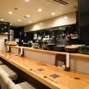 調理風景をみながら、目でも舌でも愉しむ極上のひとときは、記念日デートなどにもおすすめです。大きな木の一枚板のカウンター席に横並びで座り、肩肘張らずに寛いだ時間を過ごしてみてはいかがでしょう。