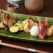 店主が釣ってきた鰆やマナガツオなどを、京都から取り寄せる西京味噌をつかい自家製の味噌漬けに。魚の旨みを絶妙に引出した、ご飯にもお酒にもあう逸品です。