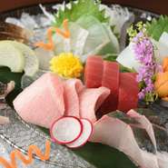 天然平目の薄造り、剣先イカ、北海道の紫雲丹や本鮪、縞鰺に鰆など、それぞれの魚の一番美味しい産地を、季節などで厳選して入荷。その日のおすすめを贅沢に味わえる人気の盛り合わせです。