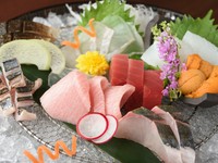 天然平目の薄造り、剣先イカ、北海道の紫雲丹や本鮪、縞鰺に鰆など、それぞれの魚の一番美味しい産地を、季節などで厳選して入荷。その日のおすすめを贅沢に味わえる人気の盛り合わせです。