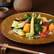 一つひとつの野菜を、一番美味しく味わえるよう、生、ボイル、焼き、と、手間を惜しまず丁寧に調理。すりおろし玉葱でつくるドレッシングが、すべての野菜や果物をまとめ上げ、至福の味わいに仕上げています。