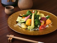 彩り豊かな野菜の旨味を存分に『葉月風野菜サラダ』
