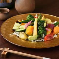 彩り豊かな野菜の旨味を存分に『葉月風野菜サラダ』