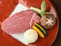 季節のお任せお料理コースに和牛A5へれ肉のステーキ 又は ビフカツを盛り込んだコース料理になります