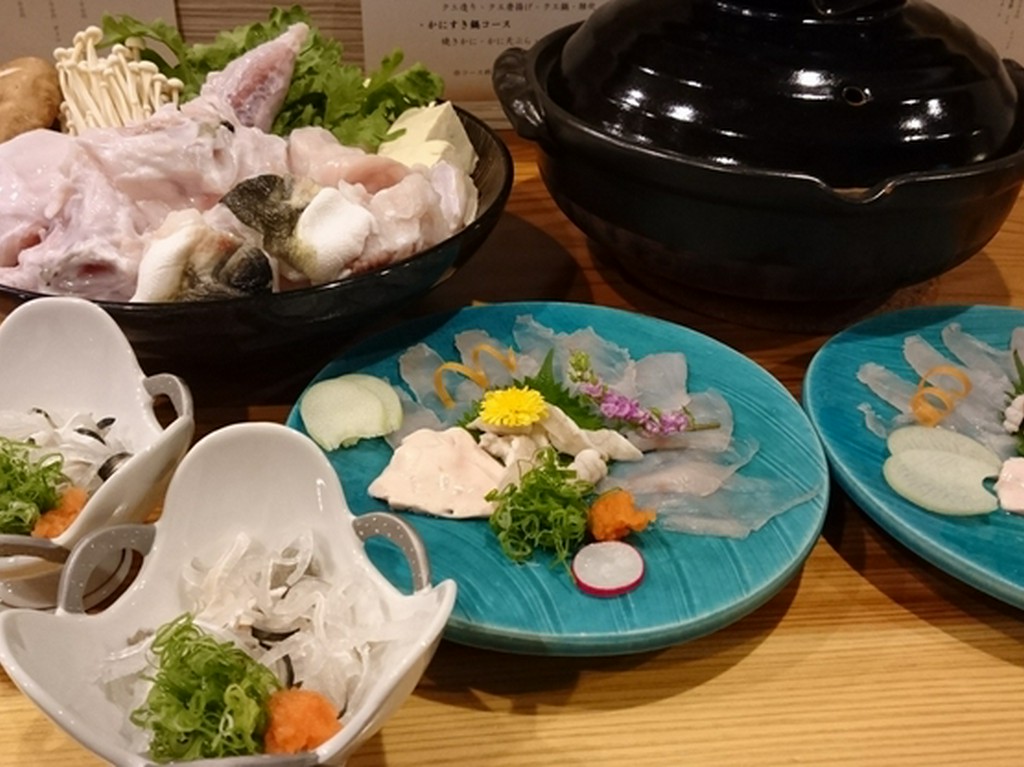 大型とらふぐを存分に味わうコース。メインの鍋以外は全て、一人前づつの個別に盛り付けております。
