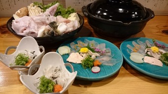 大型とらふぐを存分に味わうコース。メインの鍋以外は全て、一人前づつの個別に盛り付けております。