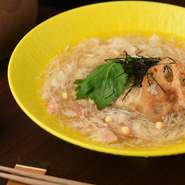 つなぎを一切使わずに、地元、姫路の蓮根のみでつくる「れんこん饅頭」。ねばりのある、姫路のれんこんの特徴をいかし、もっちりとした味わいがクセになる美味しさです。霞の蟹くず餡とも抜群の相性。
