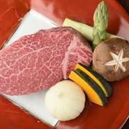 ブランド牛にこだわるのではなく、その時々の、黒毛和牛の中で上質なA5ランクのヘレ肉のみを厳選し入荷しています。牛肉の部位の中でも一番柔らかな、赤身ヘレ肉の、肉の旨味をステーキでたっぷり満喫。
