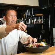 「忙しい時の対応は、なかなか思うようにいかないのですが、基本的にはできるだけ積極的にお客様と会話を愉しみ、食材の丁寧な説明もしたいと思っています。」と川飛氏。目でも愉しめる一皿を提供してくれます。
