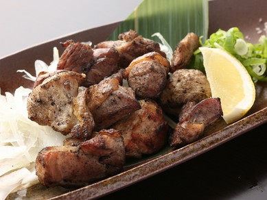 バリエーション豊富な料理を囲んで盛り上がる歓送迎会