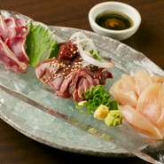 「土佐はちきん地鶏」は、高知原産の日本鶏をベースに生まれた名品です。脂肪分が少なく適度な歯ごたえと濃縮されたうまみが堪能できます。炭火焼き、たたき、鍋などでその魅力を存分にご堪能ください。