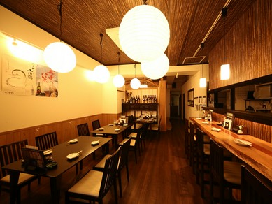 木のぬくもりが感じられる落ち着いた店内でくつろぎのひと時