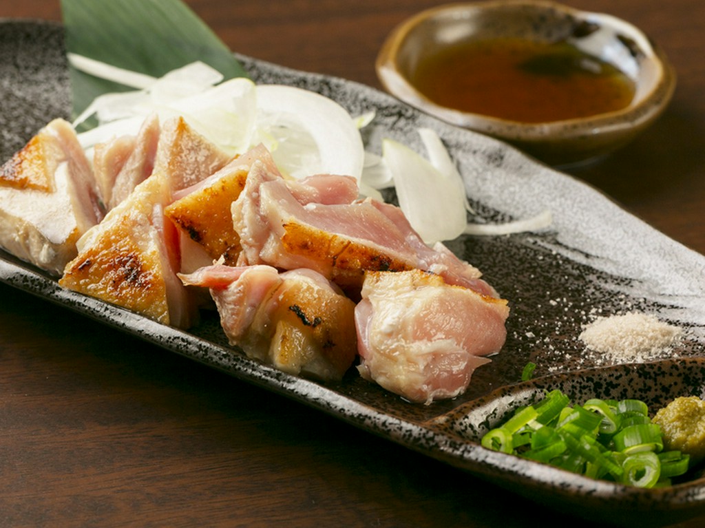 「土佐はちきん地鶏」の実力をしっかり味わえる『もも炙りたたき』