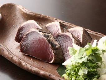 本場の厚切りと味わい『本場わら焼き初鰹のたたき』