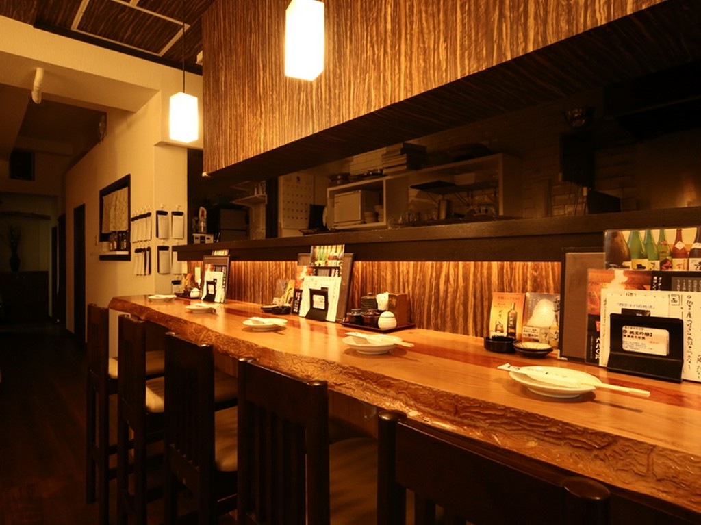 明石駅西口から徒歩5分。仕事帰りのチョイ飲みにも便利