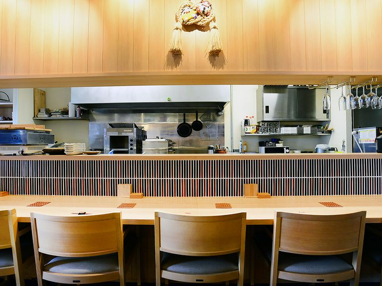 大人のデートにふさわしい、和の佇まいの中で味わう旨い肴