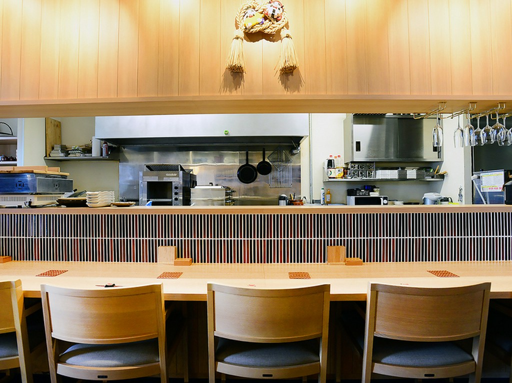 大人のデートにふさわしい、和の佇まいの中で味わう旨い肴