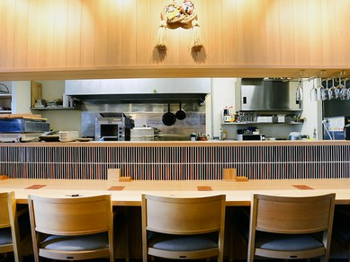 大人のデートにふさわしい、和の佇まいの中で味わう旨い肴