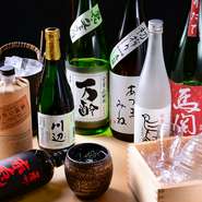 全国から厳選した地酒が豊富に揃っています。おすすめの日本酒を飲み比べできる『日本酒　利き酒セット三種』は、日本酒通はもちろん初心者にも好評。バラエティ豊かな焼酎も見逃せません。