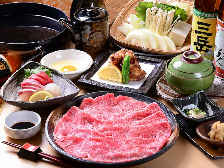 看板メニュー『すき焼き』と季節の食材を味わい、心ゆくまで飲める『5000円飲み放題付きコース』