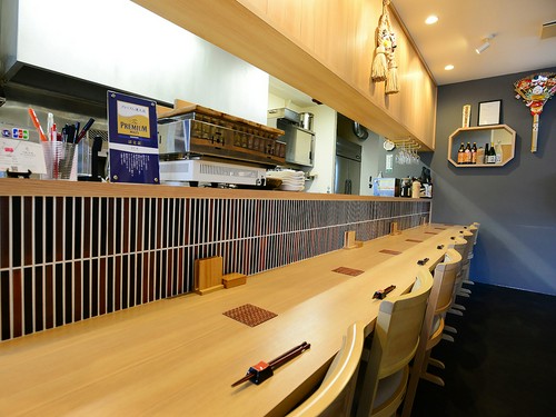 カウンター越しに楽しむ会話もご馳走