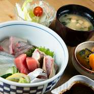 鮮度抜群の魚介を堪能できる『海鮮丼（上）』