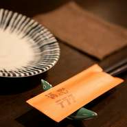 多様な食器を使い、目でも楽しめる一皿に