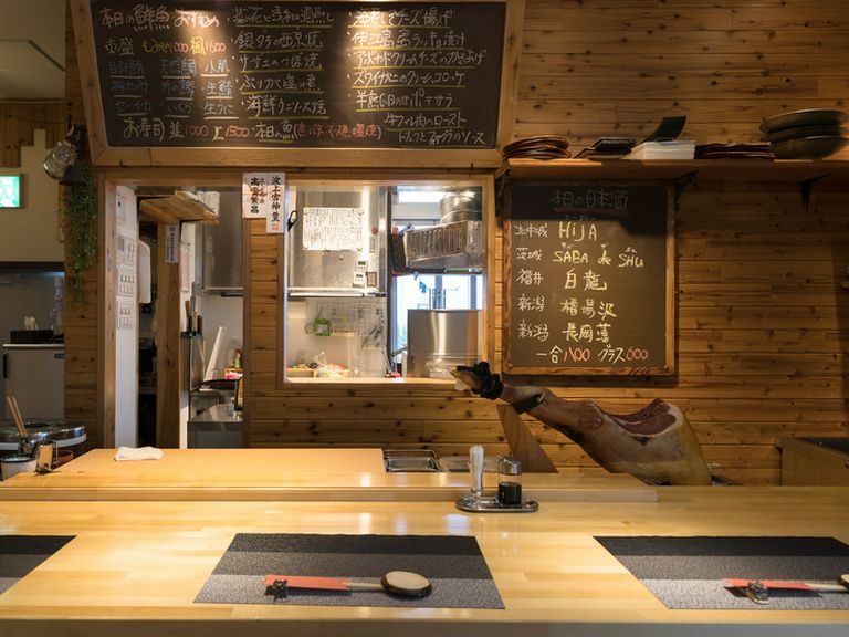 ひとり呑みを満喫できる【魚しき】のカウンター席