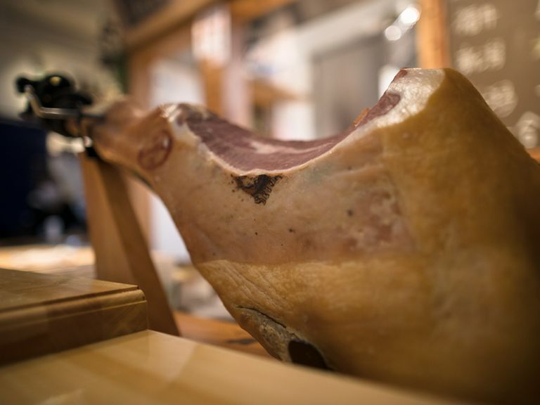 カウンターには生ハムの原木。魚にも肉にもこだわる